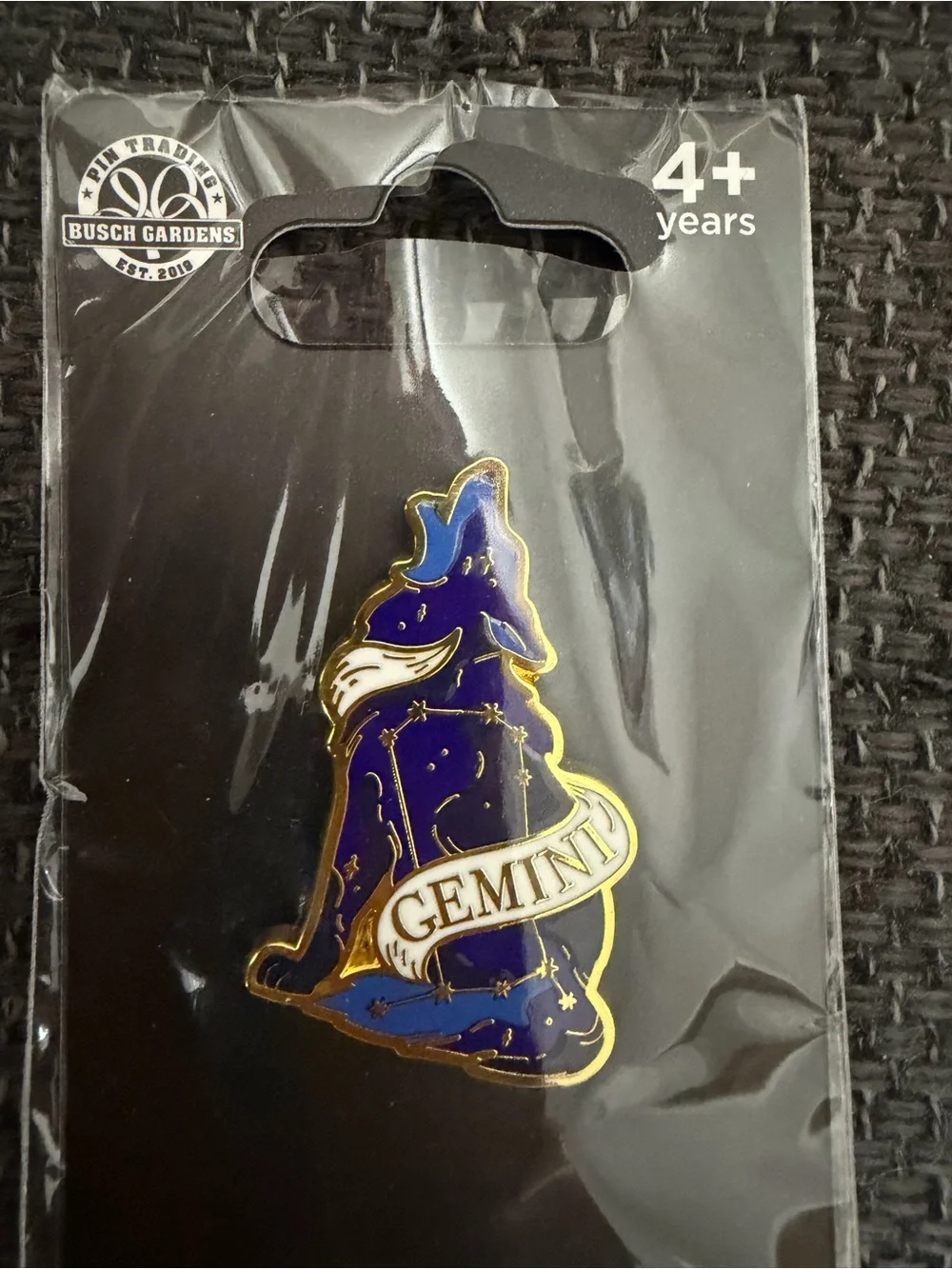 Busch Gardens Enamel Collectible Trading Pin Zodiak Gemini - Blue Wolf